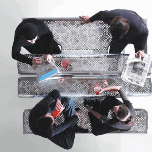 Dubbel zoveel design met twee parkbanken als picknickset. Ontwerp door Alfredo Häberli.