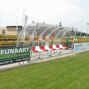 Dug outs model DO150, uitgevoerd met blauwe en witte kuipstoeltjes.