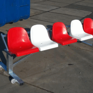 De reservebank in de 2.5 meter uitvoering. Uitgevoerd met woelen voor een eenvoudige verplaatsing.