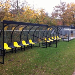 Onze DO180 dug-outs. Lengte 5 meter, uitgevoerd in een diep-zwarte coating met kuipstoeltjes. Absoluut top dugouts