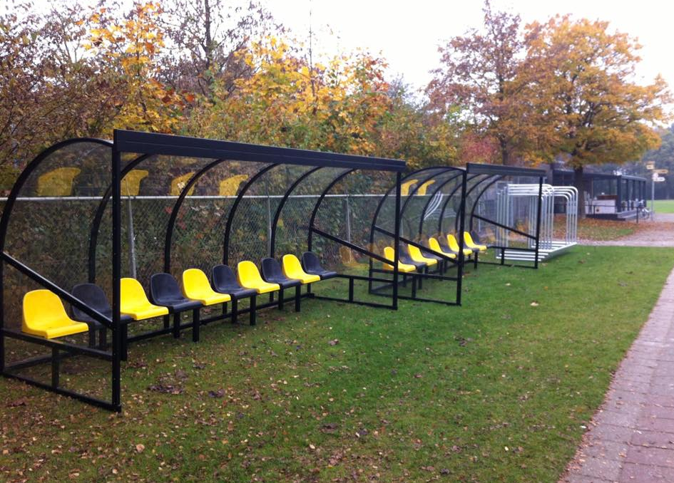 Onze DO180 dug-outs. Lengte 5 meter, uitgevoerd in een diep-zwarte coating met kuipstoeltjes. Absoluut top dugouts
