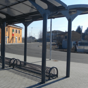 Fietsenrek model Spirit steel, 5 op een rij in de verzinkte uitvoering. Design fietsenrekken voor zeer scherpe prijzen. Fietsparkeren op zijn mooist. Deze staan in Amsterdam.