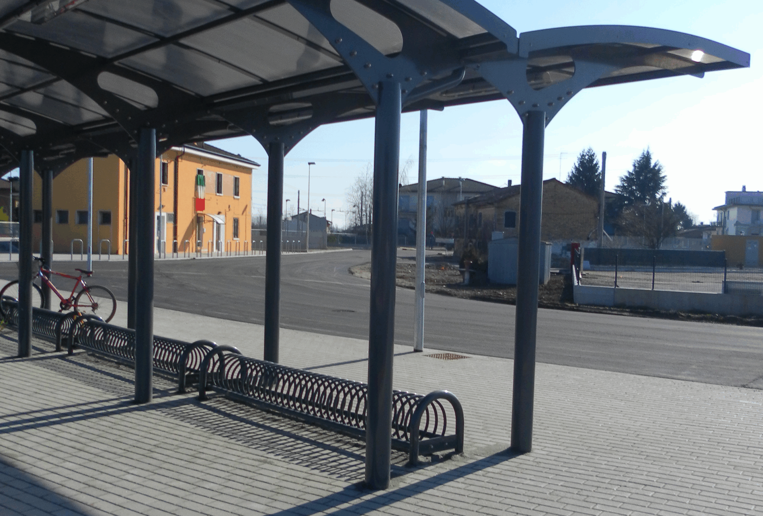 Fietsenrek model Spirit steel, 5 op een rij in de verzinkte uitvoering. Design fietsenrekken voor zeer scherpe prijzen. Fietsparkeren op zijn mooist. Deze staan in Amsterdam.