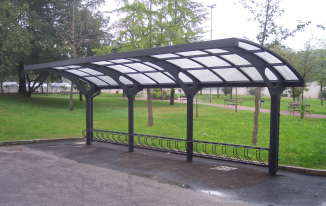 Fietsoverkapping Laura. Ipv de dubbele uitvoering is hier gekozen om 2 enkelzijdige tegen elkaar te plaatsen om een overspanning van 5 meter te verkrijgen.