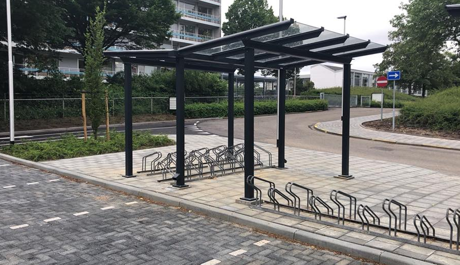 Onze fietsenrekken in combinatie met onze overdekte fietsenstalling - fietsoverkapping model City