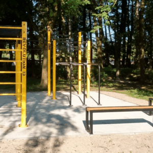 Deze outdoor fitnessbankjes zijn ook als zitbanken geschikt.