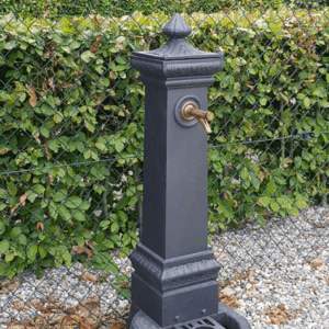 Zeer fraai gietijzeren fontein met duurzame vernikkelde watertap. Model Firenze.