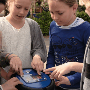 Gamezuil detail met display en knoppen.