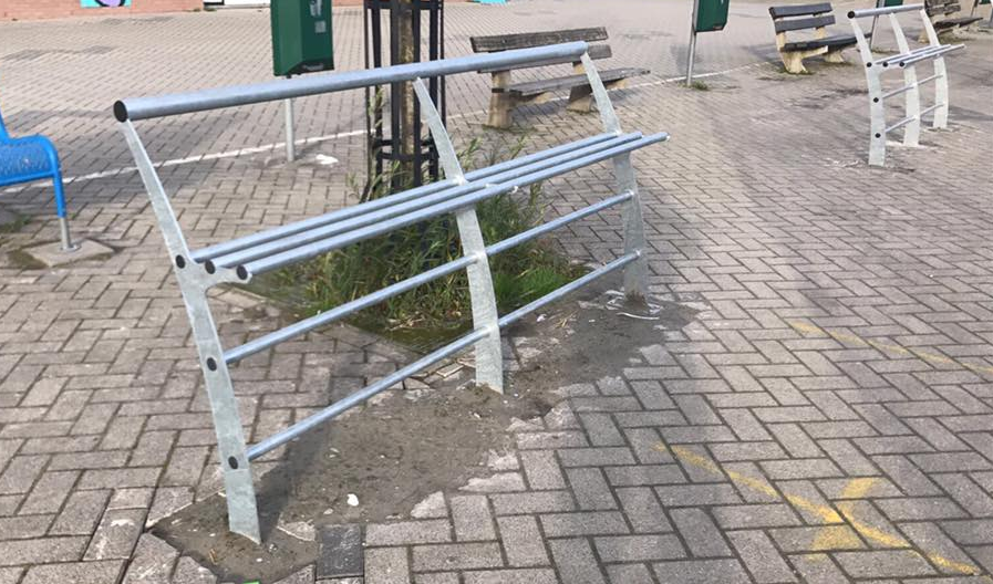 Parkbank Break is een elegante hangbank. Ideaal voor naast een skatepark, pannakooi of voetbalveld. Ook handig bij haltes in het openbaar vervoer.