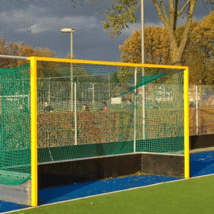 Onze knooploze hockeydoelnetten WK-model in onze aluminium WK- hockeydoelen met geel gepoedercoat frame..