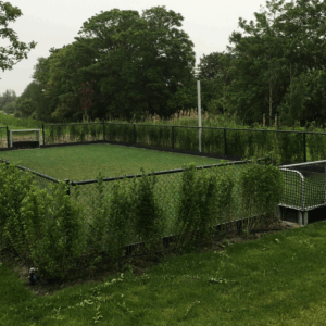 Mini hockeyveldje, hockeycourt alle wanden 1 meter hoog en voorzien van onze volledig gelaste hockeygoaltjes met kunststof slagplanken. Locatie Friesland