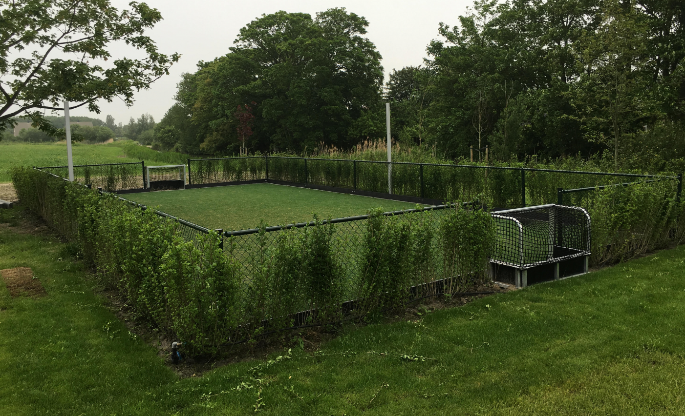 Mini hockeyveldje, hockeycourt alle wanden 1 meter hoog en voorzien van onze volledig gelaste hockeygoaltjes met kunststof slagplanken. Locatie Friesland
