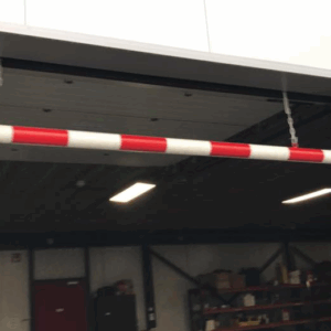 Hoogtebegrenzer van staal rond 89 mm. Wit gecoat met rode reflecterende strepen.