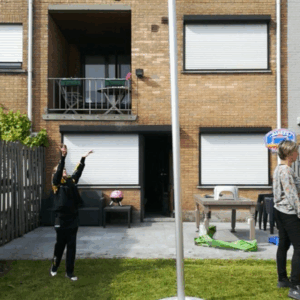 Korfbalpalen. Degelijke voetplaten voor gras-ondergronden