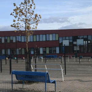 Afgebeeld de door ons geplaatste sportkooi 10 x 15 m.  skate- banken en op de voorgrond een parkbank model Station