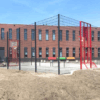 Onze Premium pannakooi - voetbalkooi met onze volledig gelaste voetbaldoel - basketbalunits. Drie wanden 4 meter hoog en 1 wand 1 meter hoog met afsluitbare toegangspoort. Deze staat in NIjkerk.
