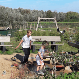 Onze parkbanken model Bonn in het jeugdspeelpark Hendrik-Ido-Ambacht