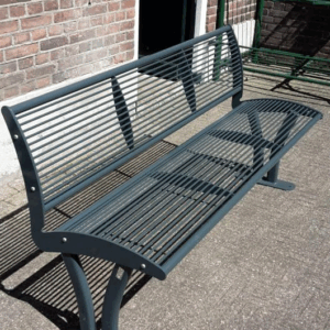 Onze parkbank Tauri met rugleuning in een fraaie antraciet kleur uitgevoerd. (ral 7016)