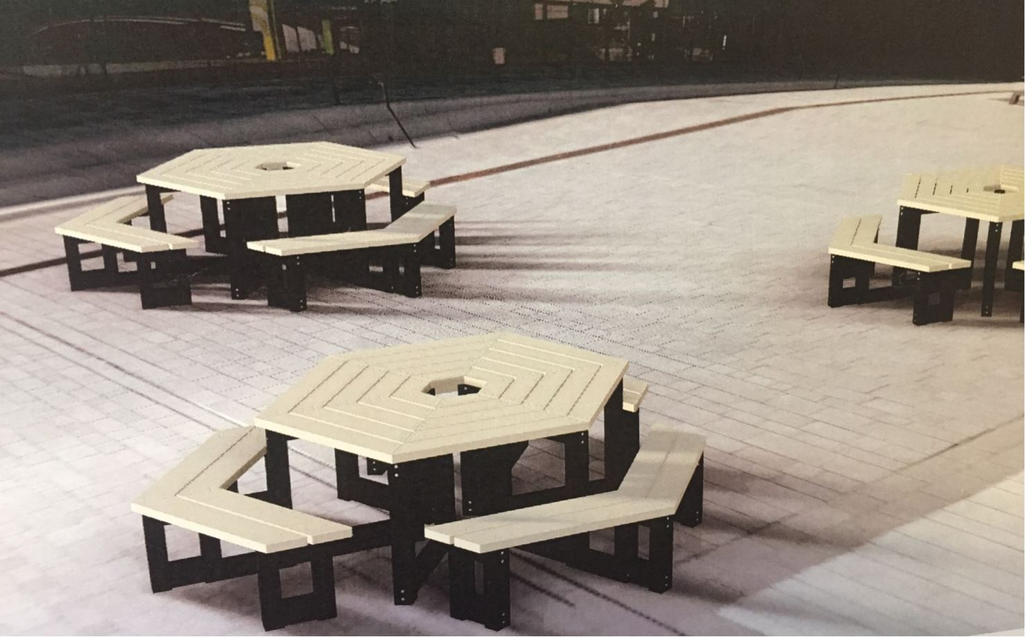 Drie bi-color picknicktafels Siena beige-zwart bij elkaar geplaatst.