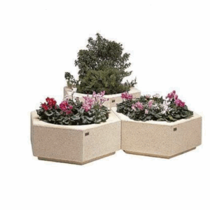 Betonnen plantenbak in moderne hexagon vorm. Leverbaar in twee maten. Zeer leuk per 3!