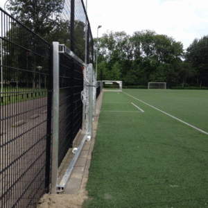 Het voorste voetbaldoel volledig ingeklapt en op de achtergrond het uitgeklapte voetbaldoel. Een ideale oplossing voor menig voetbalvereniging!