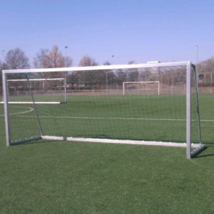 Volledig gelaste aluminium voetbaldoelen. Leverbaar in diverse afmetingen. Afgebeeld de 5 x 2 meter uitvoering van dit duurzame en voordelige voetbaldoel.