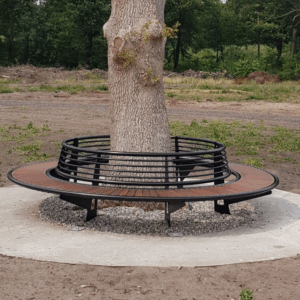 Grote ronde boombank Yuvar met rugleuning in ral 9005 (diepzwart). Eenvoudig te plaatsen. Diameter 3,4 meter. Voor het frame kunt u een standaard ral kleur naar keuze kiezen.