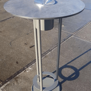 Onze sta-tafels met asbak model Graphite. Eenvoudig permanent op de ondergrond te bevestigen. Afgebeeld de standaard uitvoering.