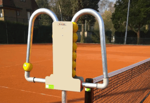 Duurzaam en duidelijk scorebord voor tennis met een solide constructie. Vanwege de vorm ook wel M-Scorebord genoemd.