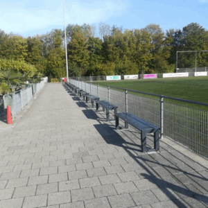 20 stuks op een rij van deze fraaie parkbanken zodat de toeschouwers heerlijk kunnen zitten langs de lijn. Alle uitgevoerd in ral 7016 antraciet.
