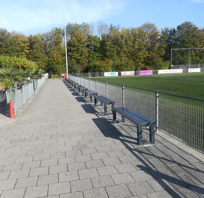 20 stuks op een rij van deze fraaie parkbanken zodat de toeschouwers heerlijk kunnen zitten langs de lijn. Alle uitgevoerd in ral 7016 antraciet.
