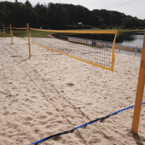 Belijning bij een professionele beachvolleybalpaal met kevlar net