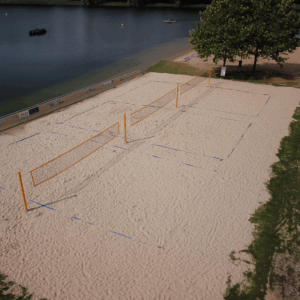 Professionele beachvolleypalen met netten en belijningen