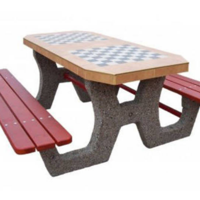 Picknickset met dubbel schaakbord gemaakt van beton, hout en het blad met ingelegde tegels.