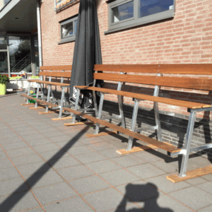 Doordat deze tennisbanken verhoogd zijn, hebben uw toeschouwers een uitstekend zicht op het veld. Comfortabel de wedstrijd of training bekijken.