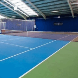 Rode tennisnetten geven het beste resultaat op een blauwe tennisbaan.