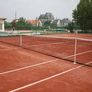 Tennisnet PRO. Hier afgebeeld met onze enkelspel paaltjes. Topsegment tennisnetten voor een bijzonder scherpe prijs!