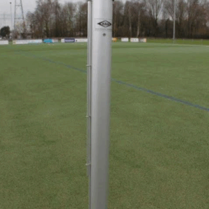 De aluminium uitvoering van de tennisnetpalen in naturel.