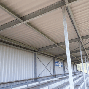 Deze tribunes zijn opgebouwd ui een volbad verzinkte staalconstructie, welke voldoen aan de allerlaatste veilgheidsnormen voor dragende constructies
