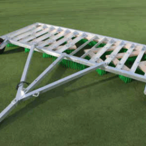 Sleepbezem speciaal voor kunstgras banen/velden.