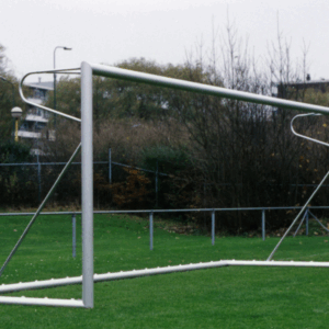 Verplaatsbaar voetbaldoel model VD130, Door het bodemraam met een diepte van 2 meter. Bijzonder veilig en degelijke voetbaldoelen.
