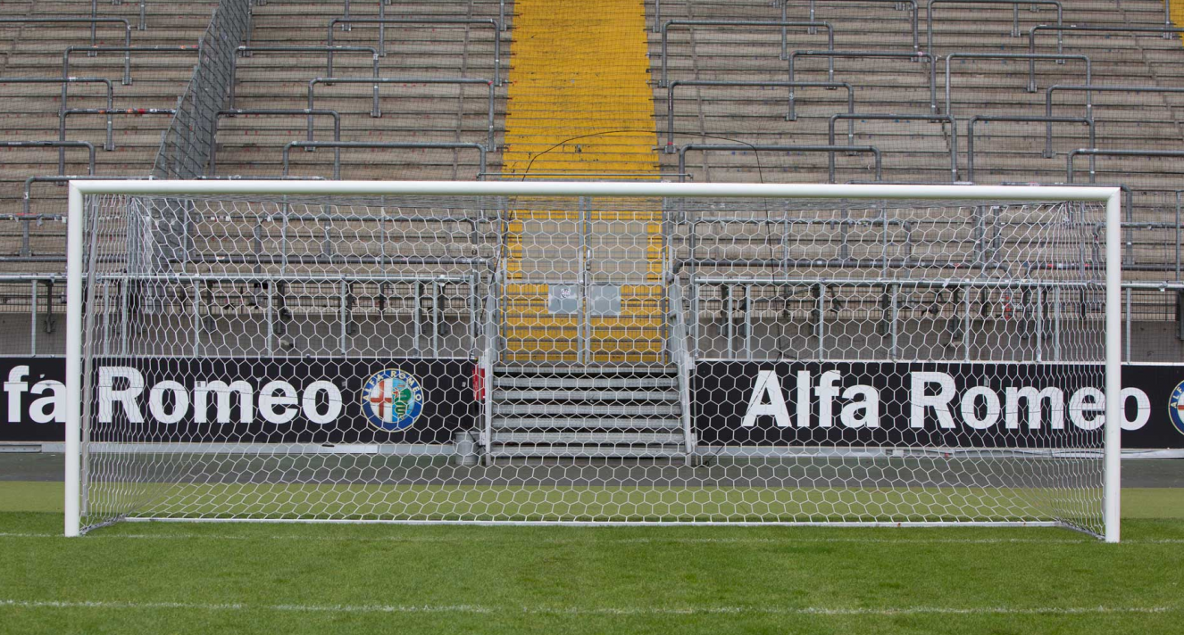 Voetbaldoel VD120, hier uitgevoerd met onze honingraat doelnetten. Topkwaliteit vaststaande voetbaldoelen.