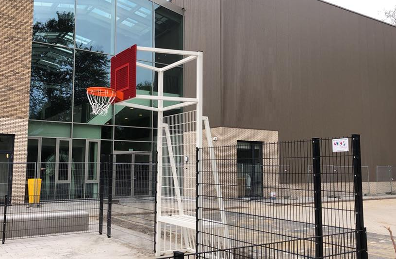 Duurzaam, degelijk en zeer fraai om te zien. Onze eigen voetbaldoel - basketbal -units.