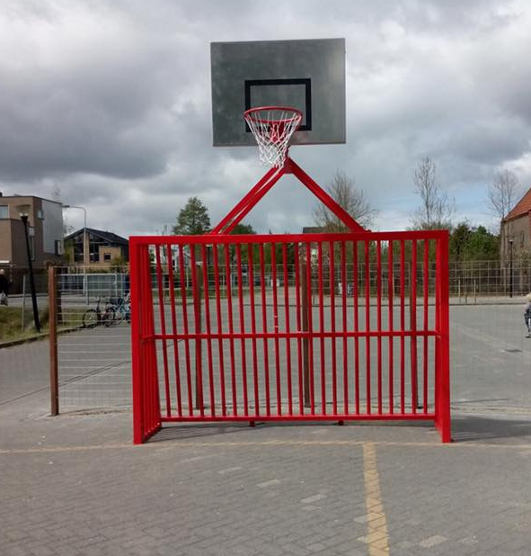 Voetbaldoel -basketbal-combi model VB200. Deze antivandaal voetbaldoelen met basketbal, kunnen ook in iedere standaard ral kleur gepoedercoat worden.