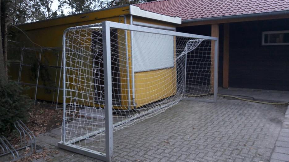 Voetbaldoel JVD140 in de 5 x 2 meter uitvoering mer vaste netbeugels. Een verrassend duurzaam en voordelig verplaatsbaar jeugdvoetbaldoel.