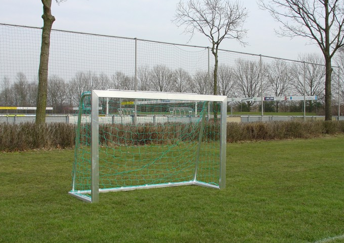 Voetbaldoel model TRD230. Licht van gewicht en toch bijzonder duurzaam. Afgebeeld de volledig gelaste uitvoering. Deze aluminium voetbaldoeltjes zijn ook met inklapbare netbeugel leverbaar.!