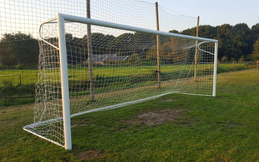 Voetbaldoel VD111 uitgevoerd met de opklapbare netbeugel. Ook zonder opklapbare netbeugel leverbaar.
