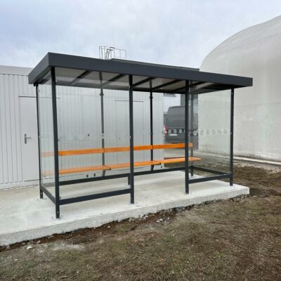 Hier zien we de multifunctionele overkapping Nova als een rookabri. De  overkapping heeft 6mm gehard glas voor een open uitstraling en is voorbereid voor beplanting, waardoor het een milieuvriendelijke keuze is.