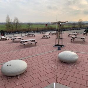 Betonnen zitelementen, 14 van onze grote Smarties in de kleur grijs met anti grafitticoating in Bergschenhoek