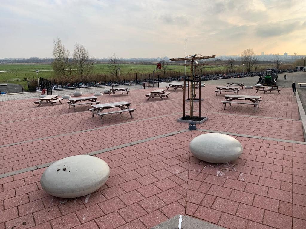 Betonnen zitelementen, 14 van onze grote Smarties in de kleur grijs met anti grafitticoating in Bergschenhoek